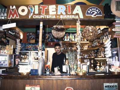 Oltrepassato il gazebo d�ingresso, veniamo accolti dal 35enne �capo� barista Michele, situato dietro il variopinto bancone che richiama atmosfere tropicali